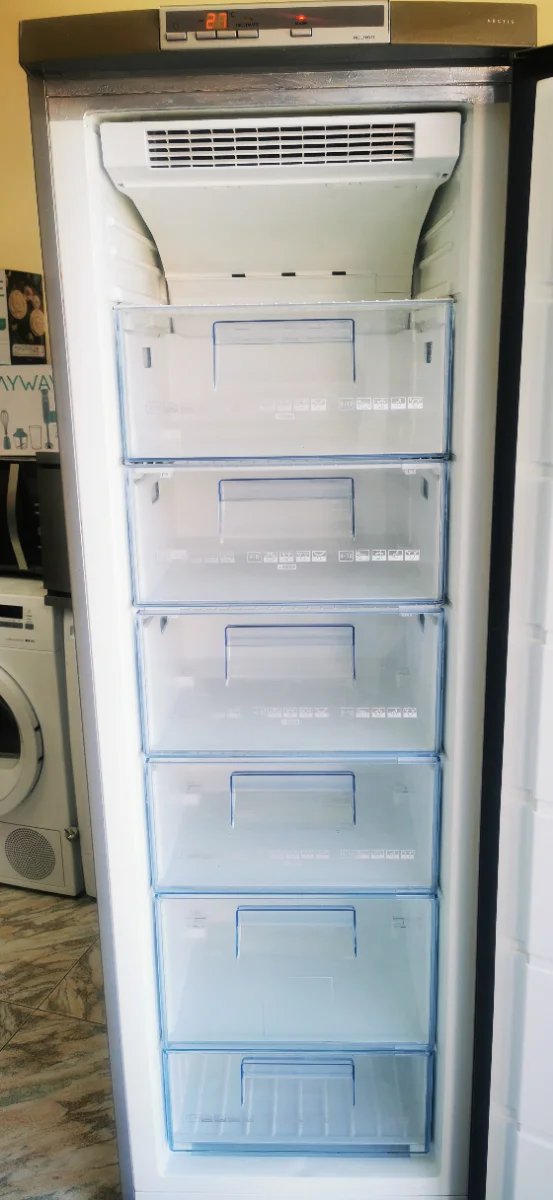 Congelatore verticale AEG in acciaio inossidabile con 7 cassetti