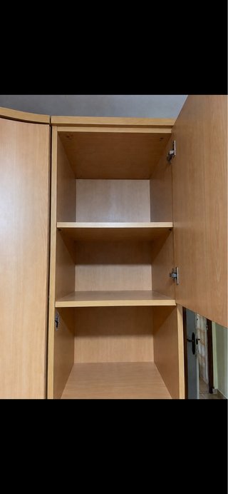 Armario de madera con cama