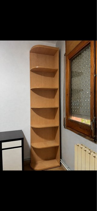 Armario de madera con cama