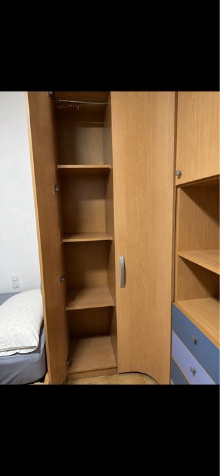 Armario de madera con cama