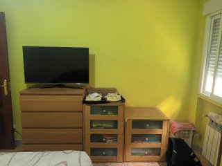 Muebles de habitación: cómoda y mesita