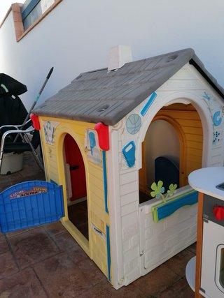 Casa infantil y cocinita de juguete