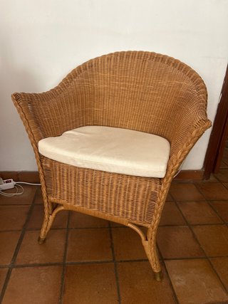 2 Sofás de mimbre con cojín beige