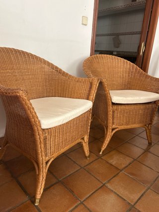 2 Sofás de mimbre con cojín beige
