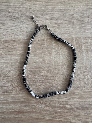 Collar de cuentas blanco y negro