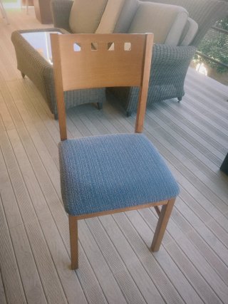 4 Sillas de madera con asiento tapizado