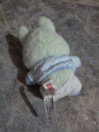 Labubu con ropa a cuadros azul
