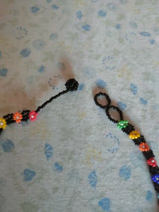 Collar de abalorios con flores. Nuevo