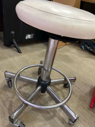 Silla de ruedas blanca acolchada