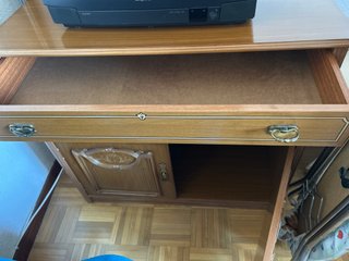 Aparador de madera con detalles dorados