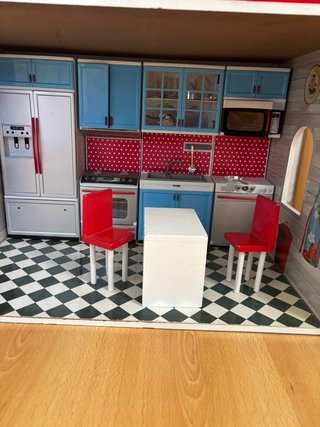 Casita de muñecas de madera
