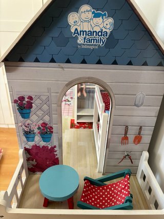 Casita de muñecas de madera