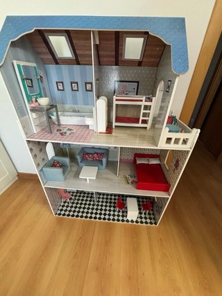 Casita de muñecas de madera
