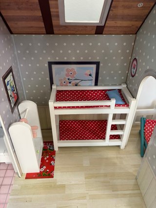 Casita de muñecas de madera