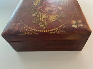 Caja de Madera Antigua con Motivos Florales
