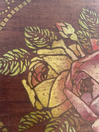 Caja de Madera Antigua con Motivos Florales