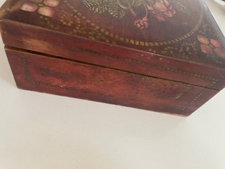 Caja de Madera Antigua con Motivos Florales