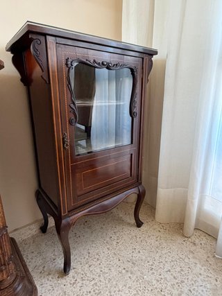 Vitrina de madera y cristal de una puerta
