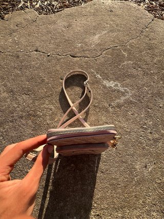 Bolso rosa acolchado con correa