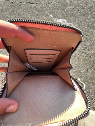 Bolso rosa acolchado con correa