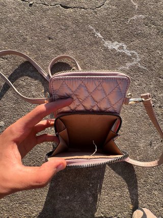 Bolso rosa acolchado con correa