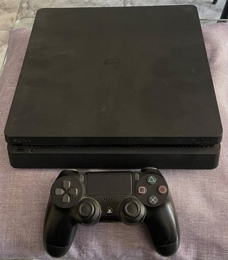 PS4 (PlayStation 4) Slim 500GB + 5 juegos físicos