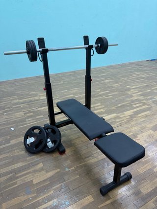 Banco de pesas con barra y discos