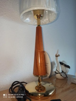 Lámpara de mesa madera y metal dorada