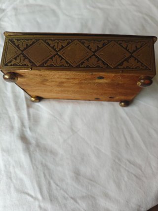 Caja de música y joyero antiguo metal repujado (Vi