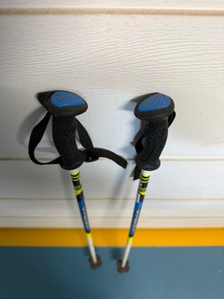 Esquís Atomic Junior 140cm con Fijaciones y Palos