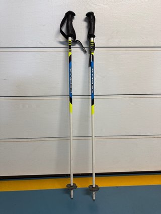 Esquís Atomic Junior 140cm con Fijaciones y Palos