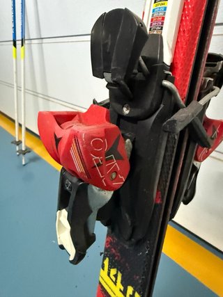 Esquís Atomic Junior 140cm con Fijaciones y Palos