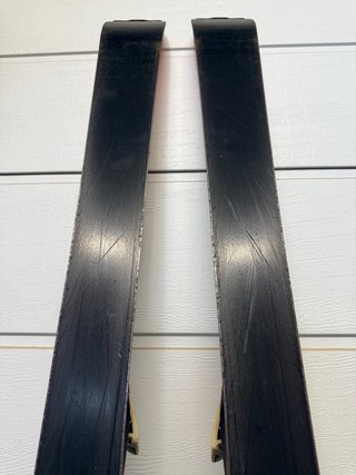 Esquís Atomic Junior 140cm con Fijaciones y Palos