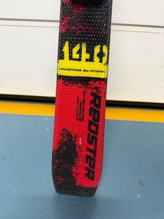 Esquís Atomic Junior 140cm con Fijaciones y Palos