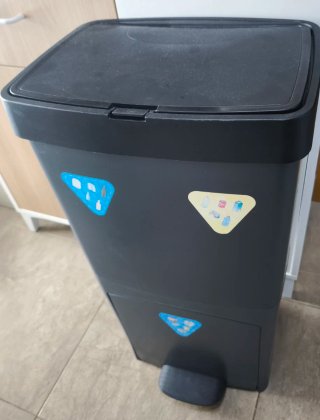 Cubo de Basura y Reciclaje