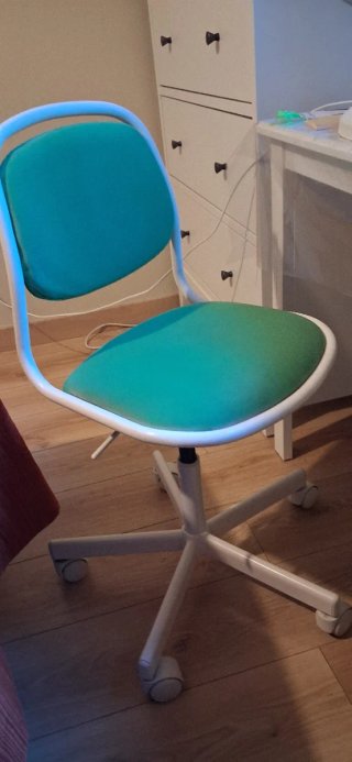Silla de estudio infantil verde y blanca