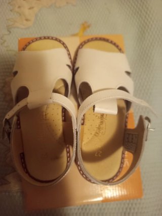 Sandalias de vestir blancas para niño