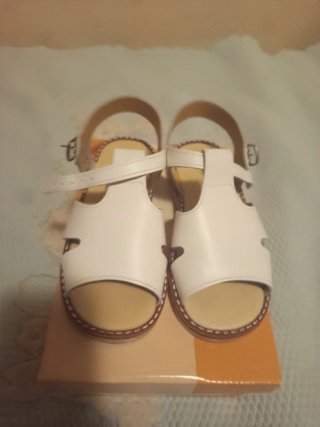 Sandalias de vestir blancas para niño