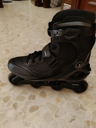 Patines en línea, casco, protecciones y mochila