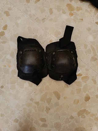 Patines en línea, casco, protecciones y mochila