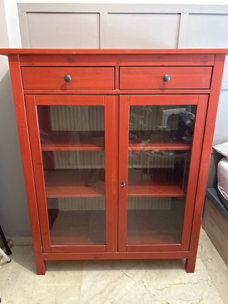 Vitrina Ikea madera roja con puertas de cristal