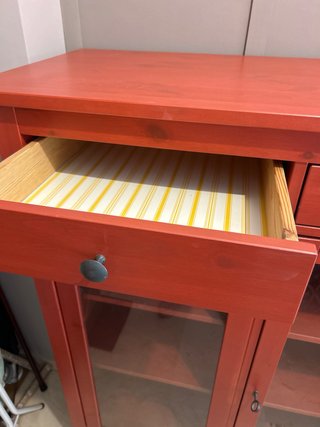 Vitrina Ikea madera roja con puertas de cristal