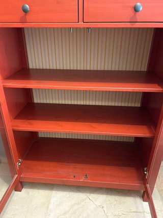 Vitrina Ikea madera roja con puertas de cristal