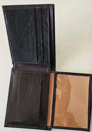 Portafoglio in pelle nero e marrone. Cm 12,5 x 9,5