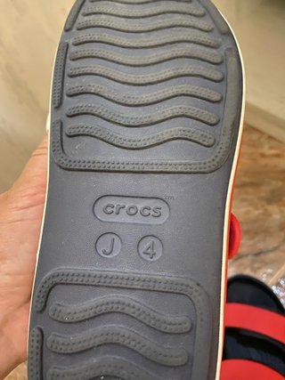 Chanclas Crocs Azul Marino y Rojo Talla 4. (36)