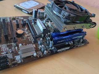 Componentes PC: Placa Base Gigabyte, RAM HyperX, H