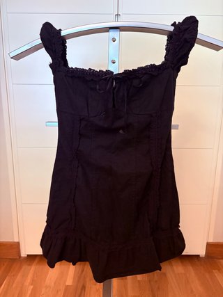 Vestido Negro con Detalles de Puntilla