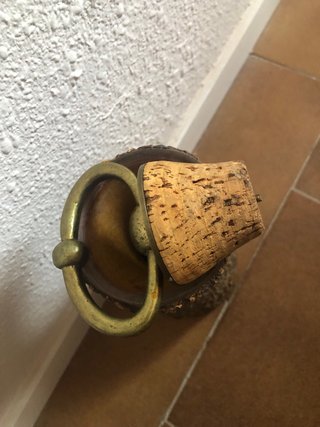 Botella antigua y rustica de vino o agua