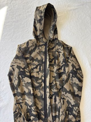 Chaqueta / parka ligera con estampado militar