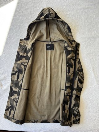 Chaqueta / parka ligera con estampado militar